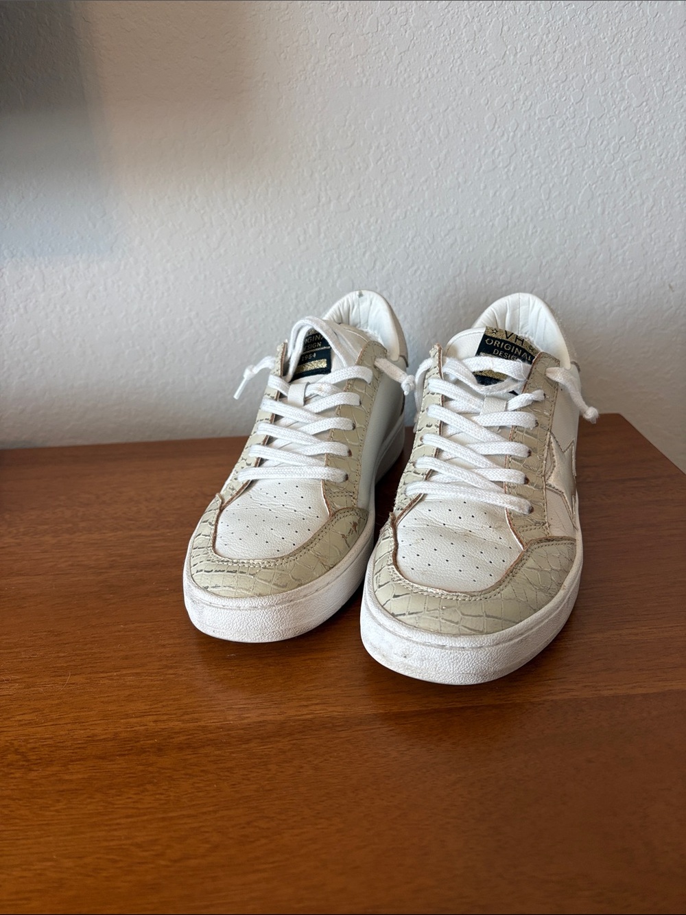 Vintage Havana White and Beige Low-Top Sneakers with Star Detail